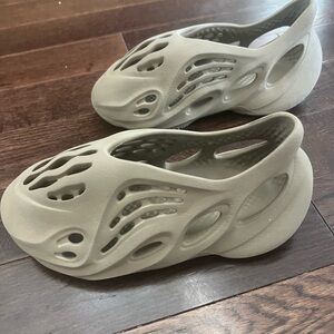 Yeezy foam runners stone taupe. Run small